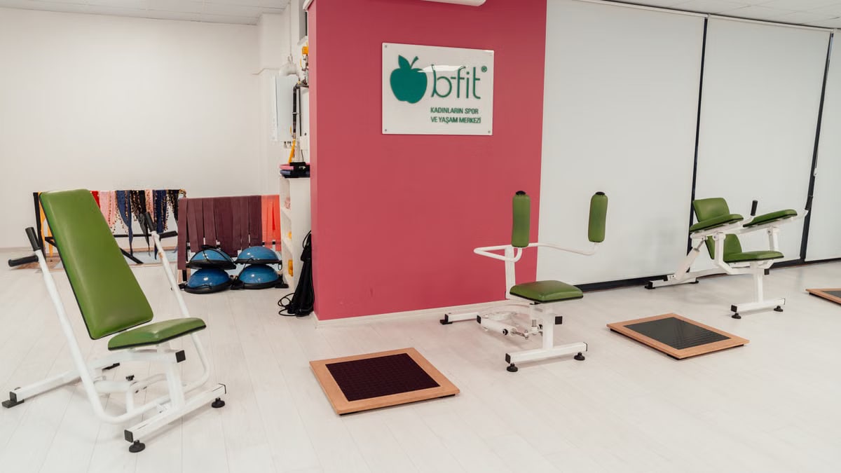Explore a modern fitness studio in Yalova, Türkiye, featuring sleek exercise equipment.